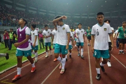Para pemain Indonesia usai laga melawan Myanmar di Stadion Patriot Candrabhaga, Bekasi. | Sumber: kumparan.com