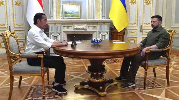 Presiden Jokowi Menembus Langit Perang Ukraina Guna Bertemu Presiden Ukraina Sampaikan Pesan Perdamaian |  Sumber: cnbcindonesia.com