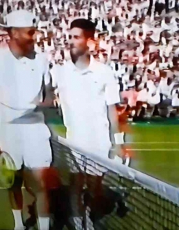 Novak Djokovic dan Nick Kyrgios akrab setelah pertandingan final Wimbledon 2022. Sumber foto : dok.pri