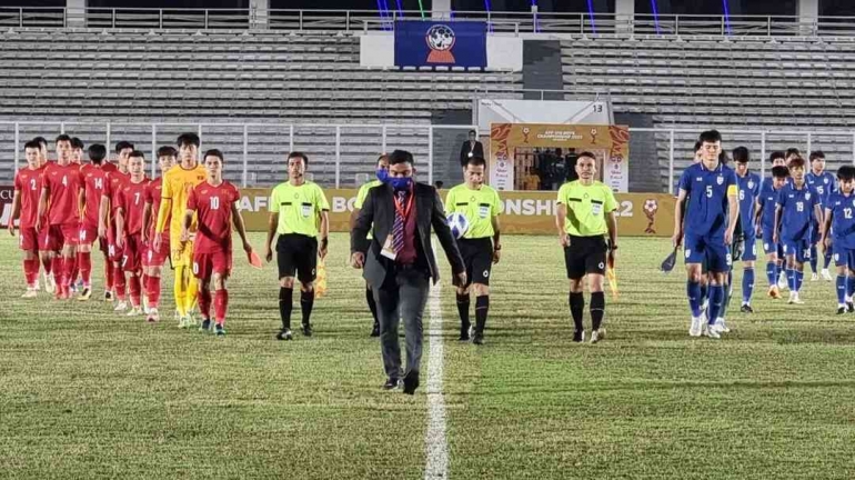 Para pemain Timnas U-19 Thailand dan Vietnam sebelum pertandingan (Sumber: https://timnas.skor.id/Instagram AFF)