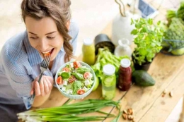 Salad identik dengan makanan perempuan sementara daging identik dengan makanan lelaki. | Sumber: Shutterstock via kompas.com