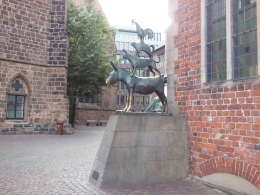Patung perunggu setinggi dua meter karya Gerhard Marcks di sisi kiri Balai Kota Bremen (Sumber gambar: Dokumen Pribadi)