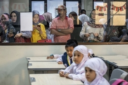 Sejumlah orangtua menemani anaknya di hari pertama masuk sekolah di SD Muhammadiyah 5 Jakarta, Kebayoran Baru, Jakarta Selatan, Senin (15/7/2019). Foto: Antara Foto/Aprillio Akbar via Kompas.com