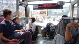 Seorang anak tertidur pulas di dalam Bus Trans Jateng. Membiasakan menaiki transportasi umum kepada anak sekarang cukup sulit. - Dokumentasi Pribadi