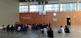 Pelaksanaan sholat Idul Adha di gedung olah raga Ilmenau University of Technology, Jerman (Sumber gambar: Dokumen Pribadi)