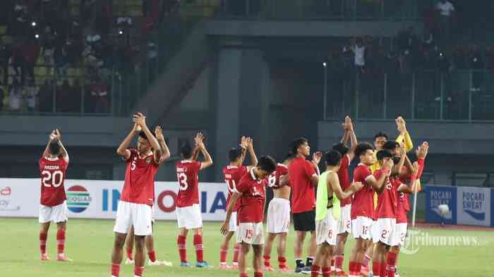 Para pemain Indonesia U19 menyapa para penonton usai mengalahkan Filipina, Jumat (8/7/2022) malam WIB. FOTO: Tribunnews/JEPRIMA