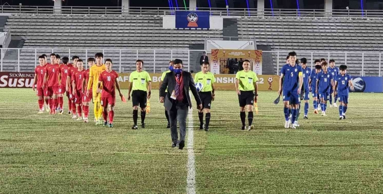 Vietnam dan Thailand jelang partai terakhir Grup A Piala AFF U19 2022 di Stadion Madya GBK, Jakarta, 10/7/2022. FOTO: Twitter/AFFPresse
