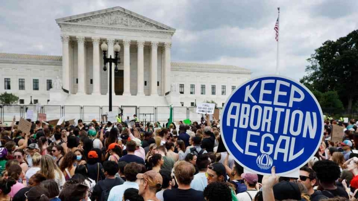 Amerika Serikat tengah bergejolak setelah Mahkamah Agung berupaya membatalkan hak aborsi. (Getty Images via AFP/WIN MCNAMEE) 