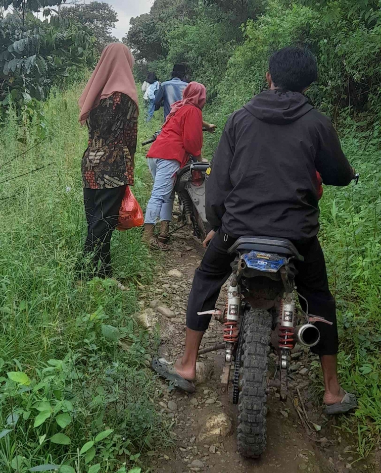 Perjalanan menuju kawasan air terjun Putri Malu. Dok pribadi