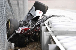 Mobil Alfa Romeo tersangkut di celah pagar pembatas setelah mengalami kecelakaan di GP Inggris. www.gettyimages.com