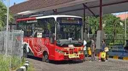 Bus Metro Dewata Yang Tengah Menaikan Penumpang | Sumber Detik.com