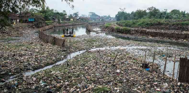 Sampah di Sungai Citarum (Sumber Foto: theconversation.com)