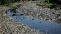 Kondisi Sungai Citarum yang tercemar oleh sampah (Sumber Foto: cnnindonesia.com)