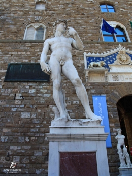 Replika Patung David di Piazza della Signoria. Sumber: dokumentasi pribadi
