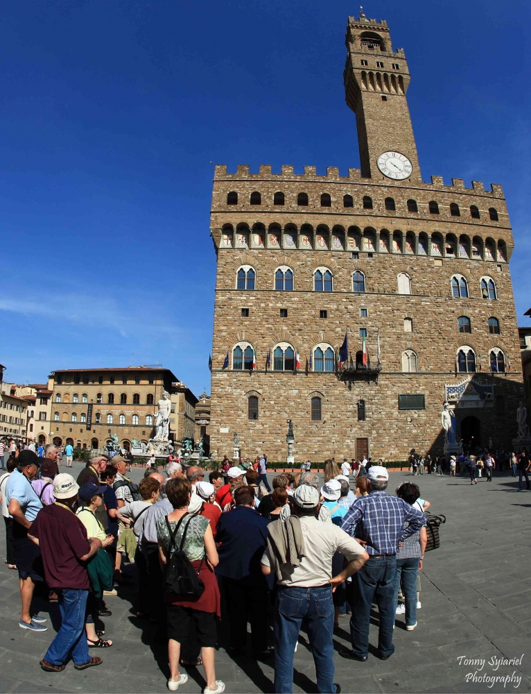 Wisatawan mancanegara di Piazza della Signoria. Sumber: dokumentasi pribadi