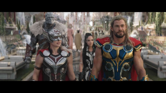 Thor bersama Jane Foster, Korg dan Valkyrie datang di Istana Dewa Zeus (Foto : IMDB)