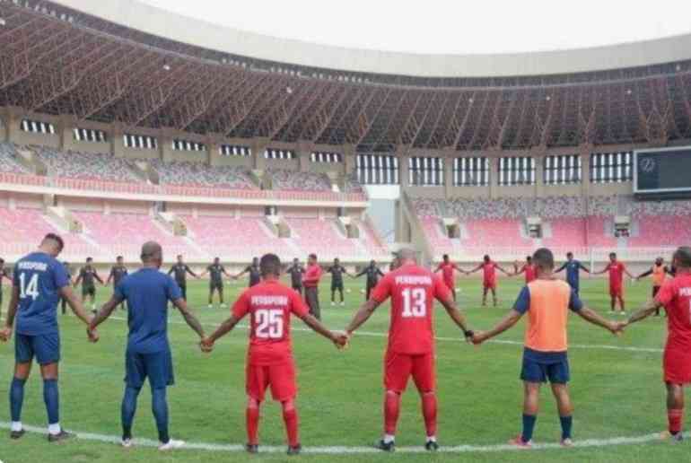 Skuad Persipura saat latihan di stadion Lukas Enembe (12/7) | Dokpri