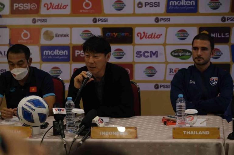 Shin Tae yong diapit pelatih Vietnam dan Thailand dalam jumpa pewarta (Foto PSSI). 