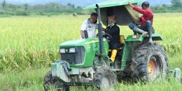 Manfaat internet di sektor pertanian. Menteri Pertanian, Syahrul Yasin Limpo menjajal traktor, (8/2/2021).  Foto dokumen Humas Kementan via kompas.com