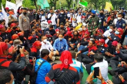 Gubernur DKI Jakarta Anis Rasyid Baswedan ditengah- tengah aksi demo buruh, Sumber ; kompas.com