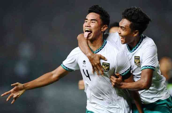 Pesepak bola Muhammad Ferarri (kiri) merayakan gol ke gawang Myanmar U19 di Piala AFF U19. Sumber: ANTARA FOTO/Akbar Nugroho Gumay via bola.kompas.com