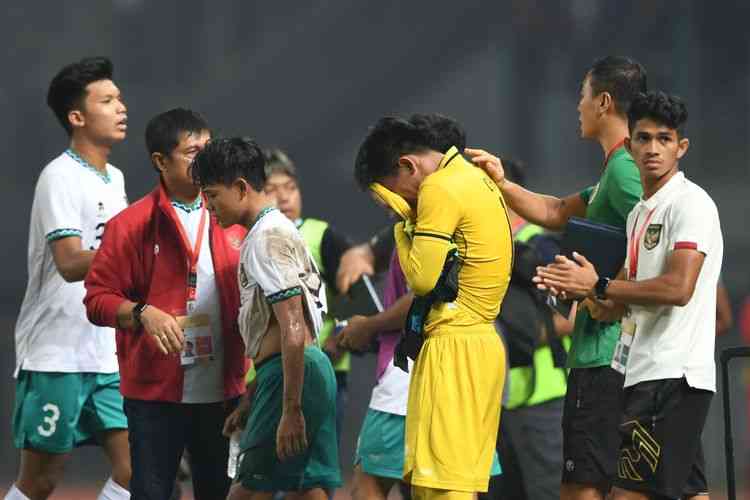 Kesedihan skuad Garuda Nusantara setelah tersisih di AFF U19 (Foto Antara/Akbar Nuugroho Gumay via Kompas.com). 