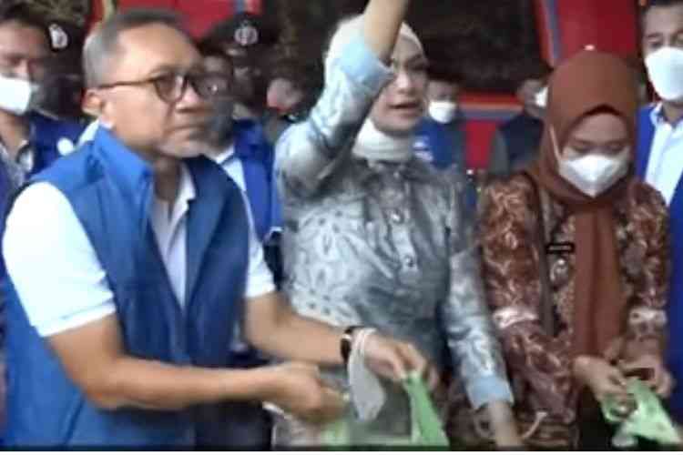 Zulkifli Hasan membagikan minyak goreng murah sambil kampanye di Lampung, Sabtu (9/7/2022) [foto dari kompas.com]
