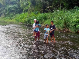 Bersama anak-anak senang sekali bermain air di Kalikuning, Purwomartani. (Dokpri)