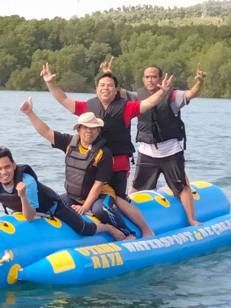 Penulis(kanan), Roziqin, Daeng Sahabuddin dan Daeng Masri menaiki Banana Boat di Utama Raya Beach Situbondo (foto: dokpri)