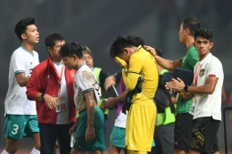 Sejumlah pemain timnas U19 Indonesia meluapkan kekecewaannya usai laga penyisihan grup Piala AFF U19 melawan Myanmar di Stadion Patriot Candrabhaga, Bekasi, Jawa Barat, Minggu (10/7/2022) (ANTARA FOTO/Akbar Nugroho Gumay)
