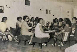 Image:Gaya hangout minimalis ibu-ibu era 50-60'an (Dokumentasi Keluarga Merza Gamal)