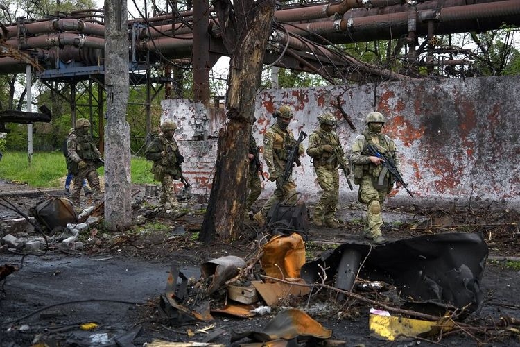 ilustrasi: Pasukan Rusia berjalan di bagian yang hancur dari Pabrik Metalurgi Pekerjaan Besi & Baja Illich di Mariupol, di wilayah di bawah pemerintahan Republik Rakyat Donetsk, Ukraina Timur. (AP PHOTO via kompas.com) 