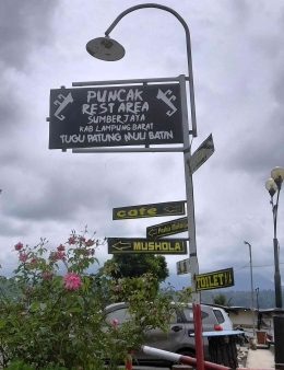 Plang petunjuk fasilitas di Rest Area Bumi Sekala Bekhak, Lampung Barat. Dok pribadi