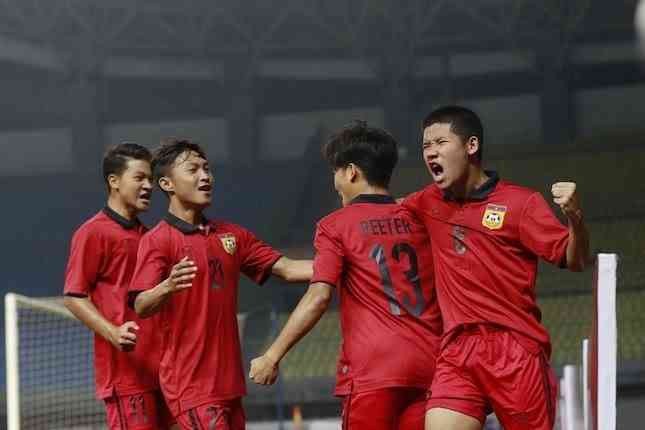 Timnas U-19 Laos berhasil melaju ke final Piala AFF usai kalahkan Thailand dengan skor 2-0. | Sumber: bola.net