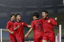Skuad Laos U-19 merayakan golnya ke gawang Thailand U-19 di laga semifinal Piala AFF U-19 | Bola.net/ M. Iqbal Ichsan