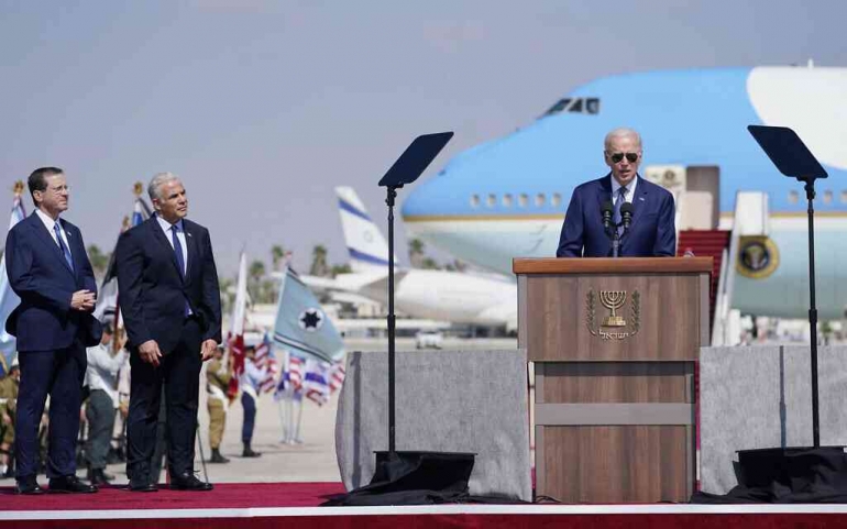Presiden Joe Biden berbicara setelah tiba di Bandara Ben Gurion, Rabu, 13 Juli 2022, Israel  (Foto AP/Evan Vucci)