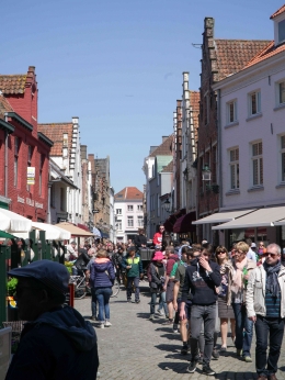 Wisatawan memadati sebuah jalan kecil di Bruges. Sumber: dokumentasi pribadi