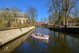Wisatawan sedang menikmati canal cruise di Bruges. Sumber: dokumentasi pribadi