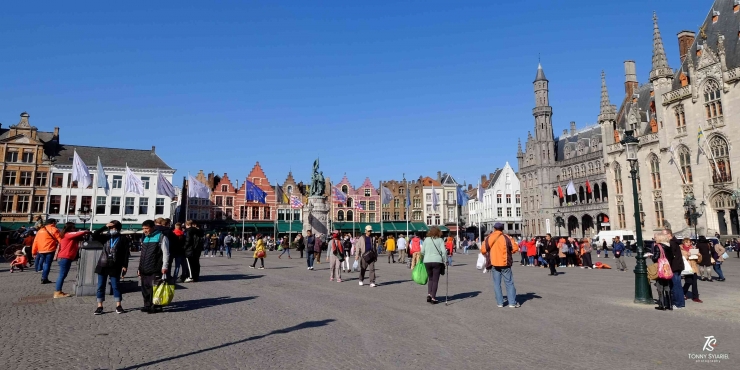 Market Square, alun-alun paling populer di Bruges. Sumber: dokumentasi pribadi