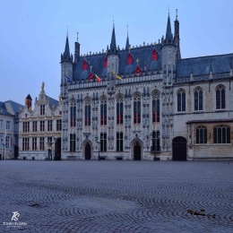 Bruges City Hall (tengah) dan Old Civic Registry di Burg Square. Sumber: dokumentasi pribadi