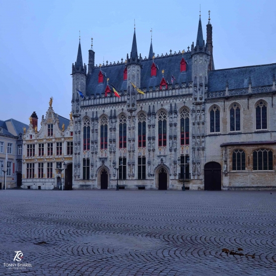 Bruges City Hall (tengah) dan Old Civic Registry di Burg Square. Sumber: dokumentasi pribadi