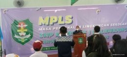 Laporan Ketua Panitia MPLS, Bapak Sukasah kepada Kepala Sekolah, Fr. M. Faustianus Banusu, BHK, M.Pd. Dok. Pribadi.