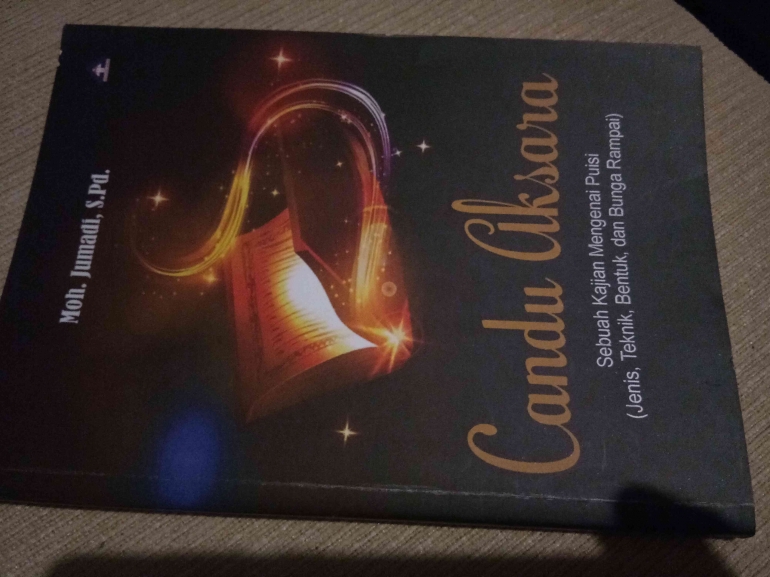 Sampul buku Candu Aksara. Dokpri.
