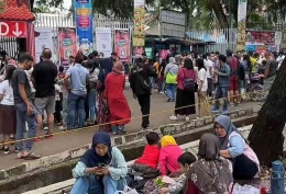 Suasana di depan loket dan pintu masuk D Pekan Raya Jakarta di Kemayoran pada Kamis (13/7/2022) sore (Foto: Dokpri)