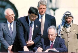 Shimon Peres menandatangani Kesepakatan Oslo, Yasser Arafat,  Yitzhak Rabin dan Bill Clinton,  13 September 1993. (kredit: REUTERS )