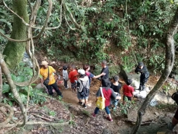 Trekking di hutan Bukit Lawang bersama keluarga dan anak-anak (Dok. Pribadi)