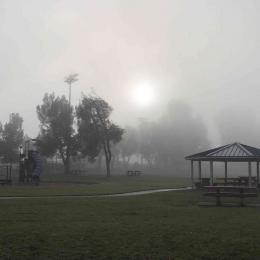 Sebuah gazebo dekat playground saat berkabut di musim semi pagi hari. Dokpri.