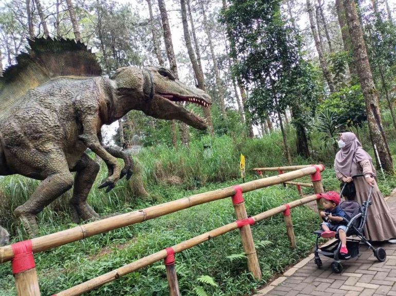 Suasana objek wisata Dinosaurus Park Mojosemi Magetan Jawa Timur/photo by : Dokpri