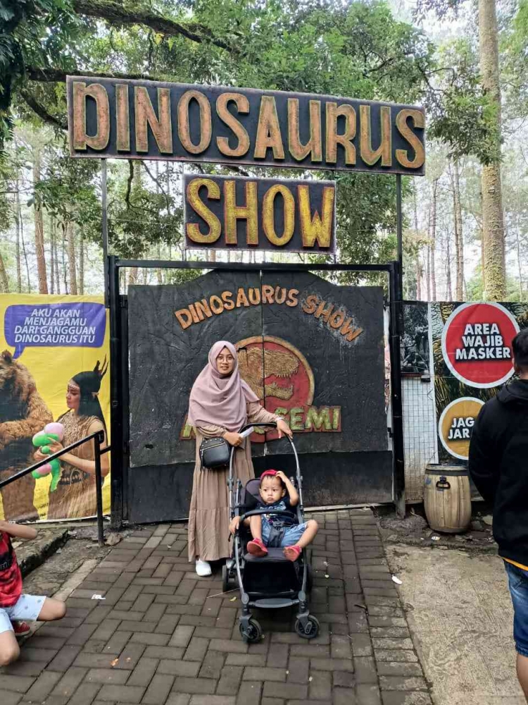 Pertunjukan Dinosaurus show di Mojosemi Park Magetan Jawa Timur/photo by : Dokpri