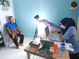 Petugas Imigrasi Muara Enim Kemenkumham Sumsel melakukan pengambilan biometrik pemohon paspor 
